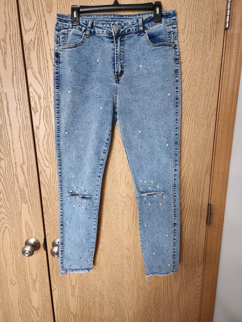 Pearl-Embellished Distressed Light Blue Women's Stretch Jeans With Frayed Cuff